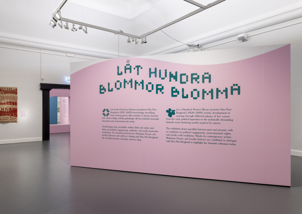 231114 Låt hundra blommor blomma, utställning med Elsa Pers Berglund, Shabnam Faraee och Josefin Gäfvert på Röhsska museet. Foto: Kristin Lidell/Röhsska museet. Fotografens namn ska anges vid publicering.